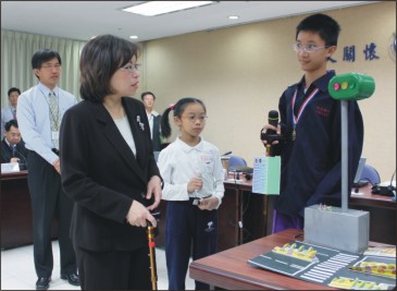 蔡氏兄妹靠盲人拐杖 奪發明展金牌 蔡氏兄妹靠盲人拐杖 奪發明展金牌