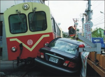 小火車與轎車對撞 乘客驚魂記 小火車與轎車對撞 乘客驚魂記