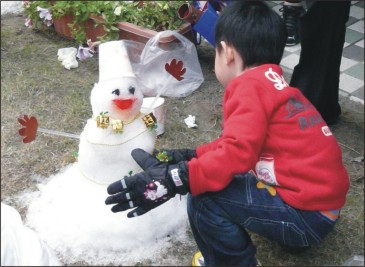 堆雪人囉! 幼稚園小朋友超happy 堆雪人囉! 幼稚園小朋友超happy