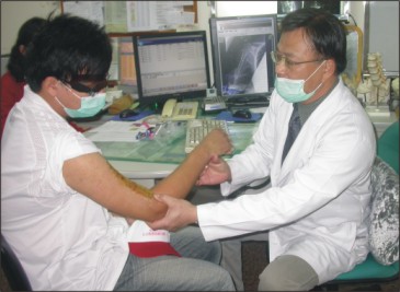 與機器比腕力 男大生右手骨折 與機器比腕力 男大生右手骨折